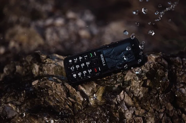 IP68 telefon MOBIOLA MB500 TitanX je odolný vůči vodě