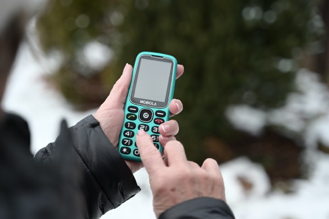 5 dôvodov, prečo je dôležité mať v zime tlačidlový telefón