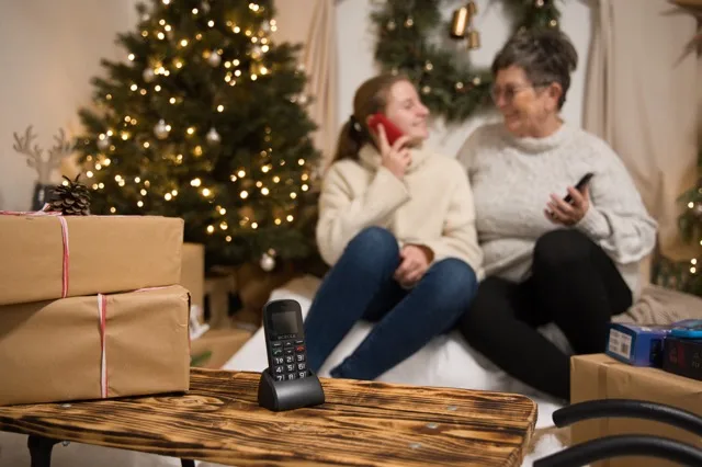 Jako dárek na Vánoce pro babičku a dědu vyberte tlačítkový mobil s funkcí SOS